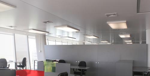 Cielorrasos tensados en oficinas